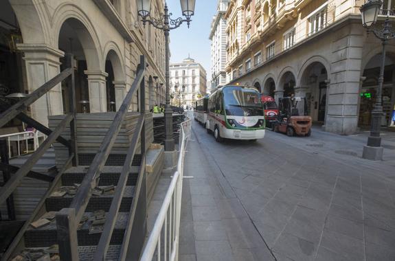 La calle Ganivet de Granada se viste de Semana Santa entre críticas de los comerciantes