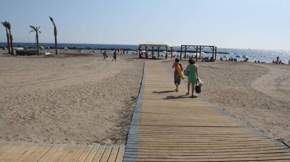 Las playas de Almería tendrán más servicios que nunca y por más tiempo