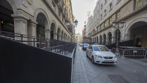 Calle Ángel Ganivet, este jueves, con las tribunas instaladas