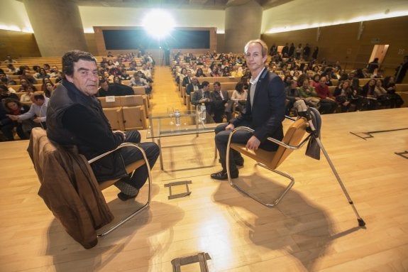 Emilio Calatayud y Enrique Pérez protagonizaron la sesión de ayer de la Escuela de Padres de IDEAL.
