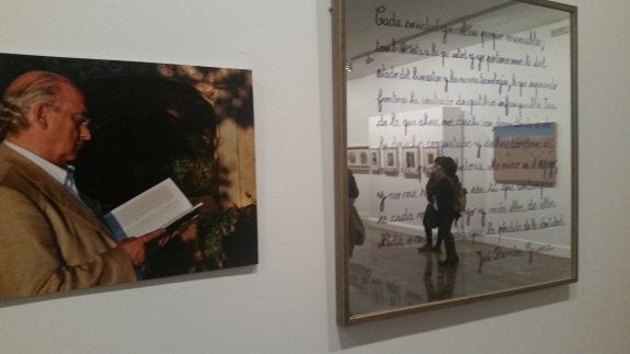 Pepe Román, plasmado en uno de los cuadros de la exposición, que llega a su fin el domingo.