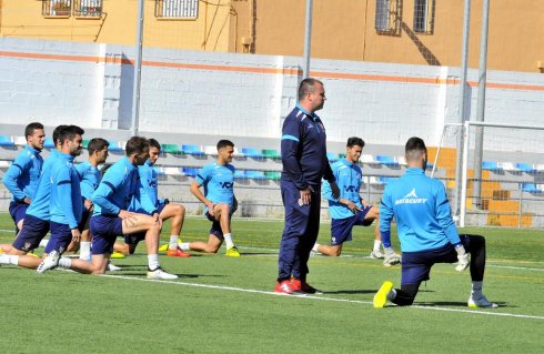 Alberto Lasarte dirigiendo un entrenamiento de los azulillos.