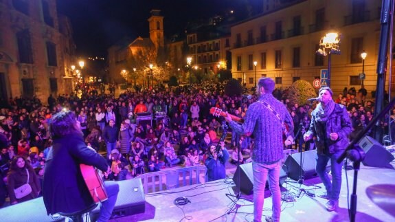 La fusión flamenca de Lucas Carmona, de Mont y de Los Vecinos del Callejón concentró la atención en Plaza Nueva . 