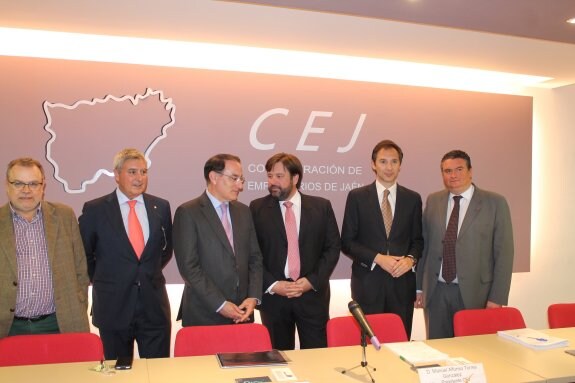 El presidente de los empresarios jienenses escoltado por varios de los vicepresidentes de la CEJ, el secretario general y el presidente andaluz.