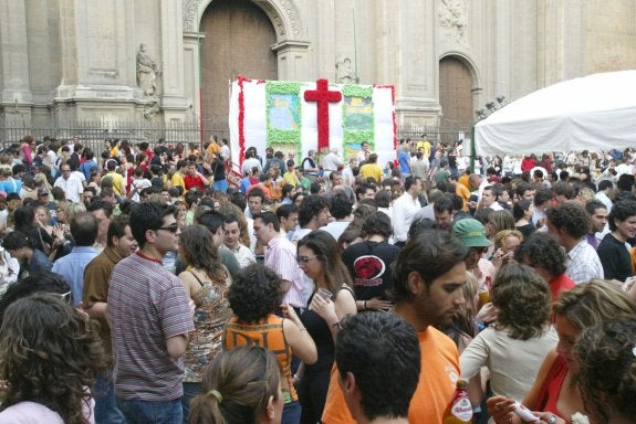 El botellón, como este en Pasiegas en 2005, llevó al Ayuntamiento a prohibir las barras en Cruces.