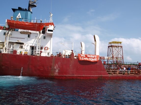 El 'Rhone', abandonado con su tripulación turca en el puerto de Ceuta. A la derecha, marineros del 'Orient Star', amarrado en el puerto de Avilés entre noviembre de 2007 y abril de 2009. 