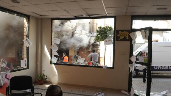 Los restos de la explosión vistos desde un local situado enfrente de la carnicería