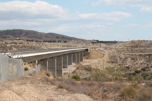 Plataforma de la Línea de Alta Velocidad Murcia-Almería ya construida y sin uso en el término municipal de Vera.