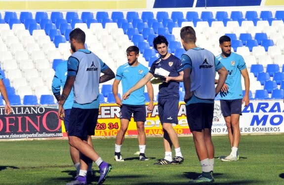 Juan Ferrando con un Ipad como soporte da instrucciones a sus nuevos futbolistas. 