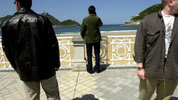 Dos escoltas protegen a un amenazado por ETA en SanSebastián. 