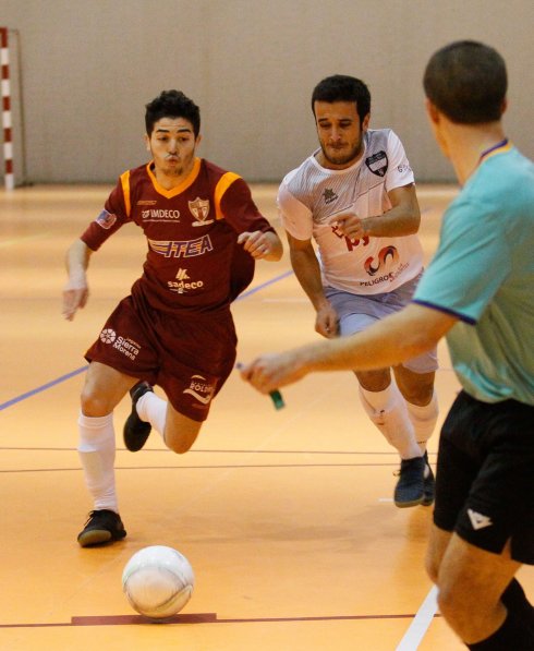 Jugada del partido entre el Peligros Futsal y el Itea. 