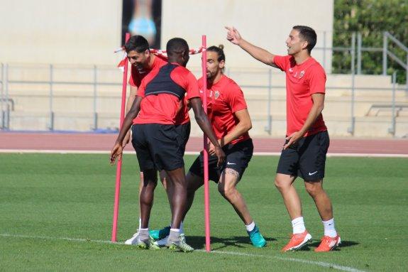 El Almería quiere ganar al Zaragoza y pasar, como sea y de forma definitiva, el listón que le mantiene por debajo de los puestos de salvación.