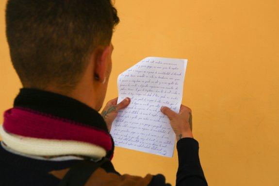 Raúl, en la plaza de la Romanilla, durante el primer permiso que ha tenido después de 8 meses.