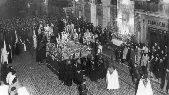 Procesión de la Hermandad del Vía Crucis en una imagen de finales de los años cuarenta. 