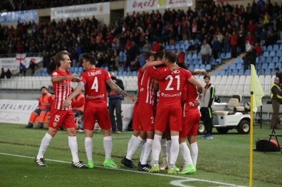 Los rojiblancos festejan el tercer gol frente al Alcorcón, en un partido vital para mirar hacia arriba.