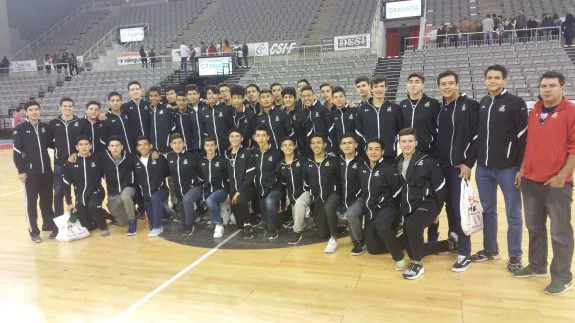 Los chavales de la Academia Conade de baloncesto posan en la pista del Palacio de los Deportes de Granada.