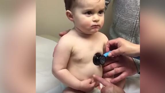 El vídeo viral del tierno bebé que le cogió cariño a su enfermera