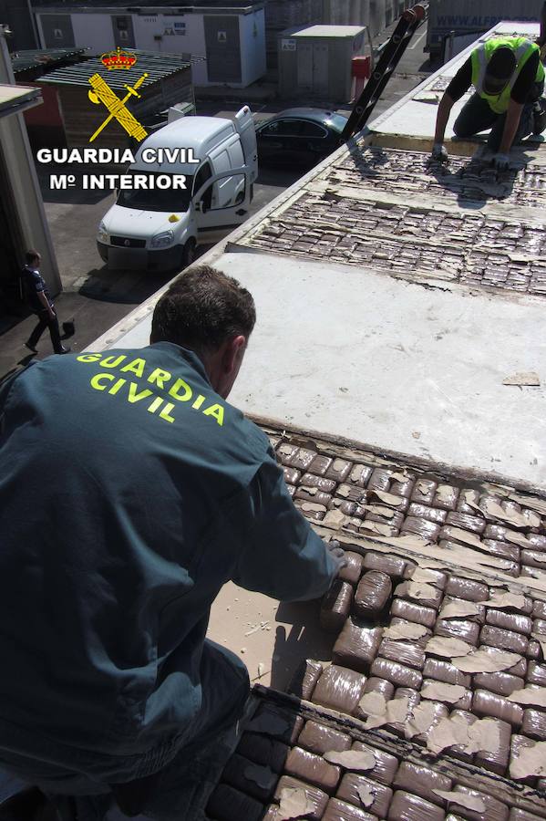 Lo pillan con 700 kilos de hachís escondidos en un semiremolque en el Puerto de Almería