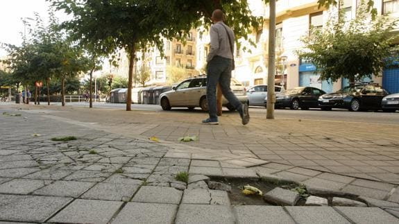 ¿Tengo derecho a indemnización si tropiezo con una baldosa suelta?