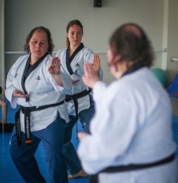 Sonia Mallorquín se entrena en el gimnasio bajo la tutela de Nuria Serra en la Escuela de Alhendín.