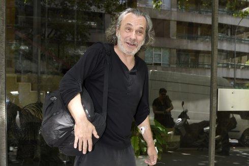 Coronado abandona sonriente el hospital; sólo un apósito en el brazo izquierdo delata su ingreso.