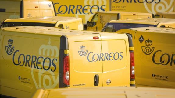 Facua denuncia que Correos obliga a los usuarios a llamar a un teléfono 902