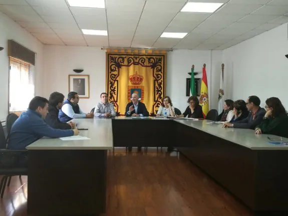 Joaquín Jiménez, centro, en la reunión mantenida con alcaldes y concejales de la comarca.