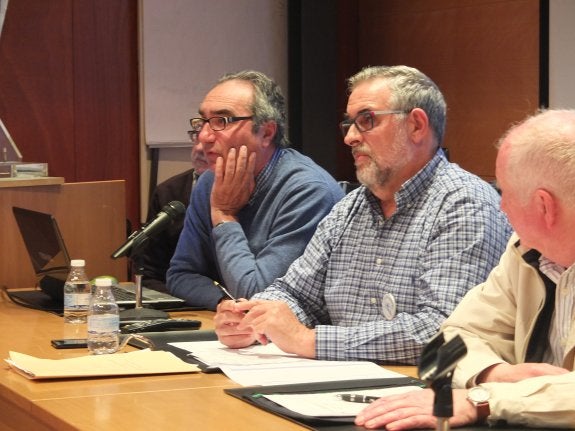 José Carlos Tejada, en el centro, portavoz de la Mesa del Tren.