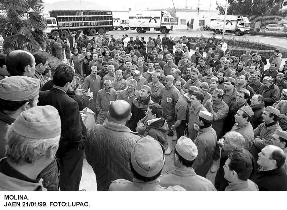 Trabajadores de la empresa de cárnicas Molina, en una asamblea a finales de los años 90.