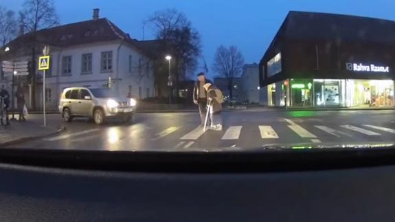 Quiere ayudar a una anciana a cruzar la calle y le sale todo mal