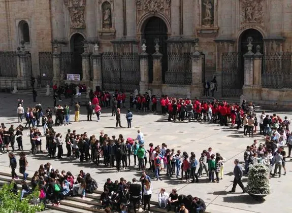 Concentración de alumnos en la plaza de Santa Marçía para la lectura de 'El Quijote'. 