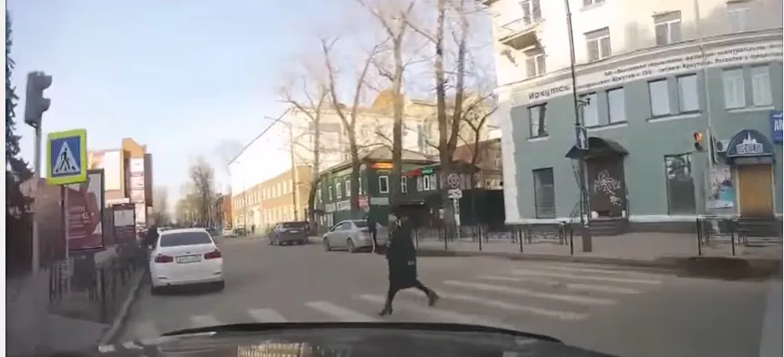 Atropella a una mujer en un paso de cebra y sale del coche furioso para gritarle