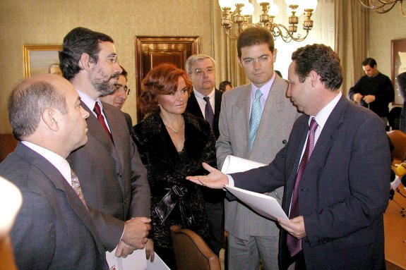 Autoridades que en 2001 firmaron el convenio de cesión de los terrenos para el Museo Íbero.