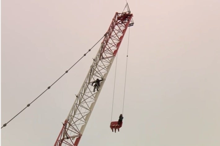 Una mujer amanece colgada de una grúa a 30 metros del suelo