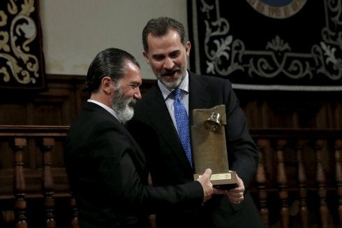 El Rey le entrega el premio.