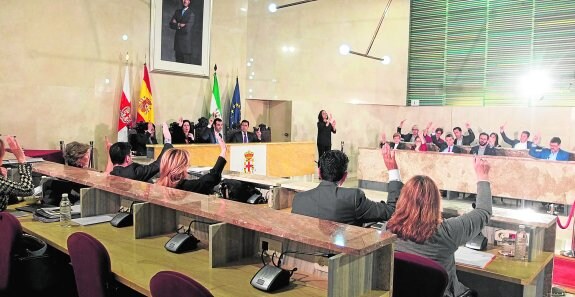 Los concejales del pleno del Ayuntamiento de Almería votan de forma unánime la propuesta de IU para fomentar la VPO en régimen de alquiler. 