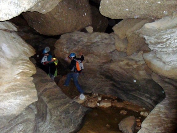 Participantes en la experiencia de recorrer las cavidades existentes en Sorbas.