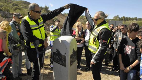 Medio millar de moteros homenajean a los compañeros que perdieron la vida en la carretera