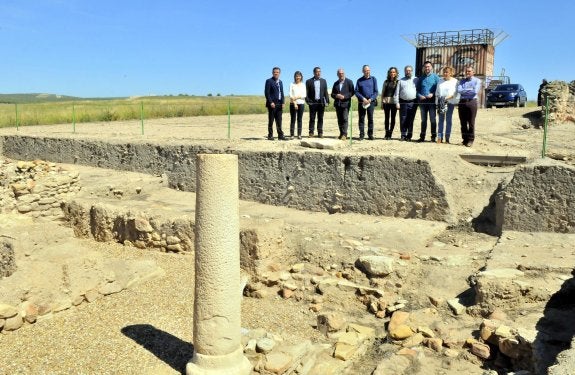 Los representantes del Gobierno de Israel y las autoridades locales y provinciales observan parte de lo descubierto en Cástulo.