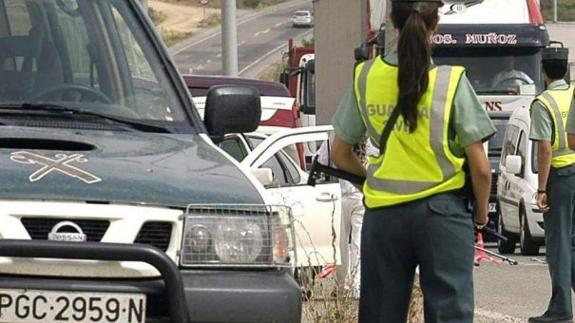 La Guardia Civil lo pilló con 345.100 euros en el maletero y él intentó sobornarlos