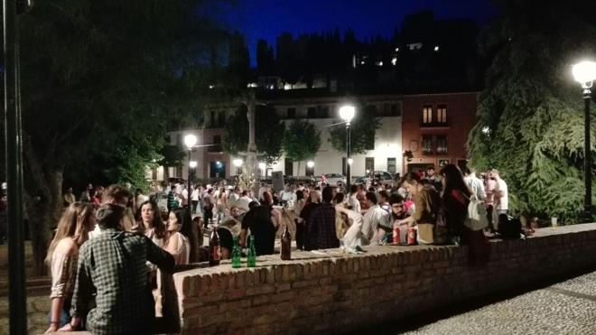 Numerosos grupos de jóvenes siguen en las calles mientras se desmontan las cruces