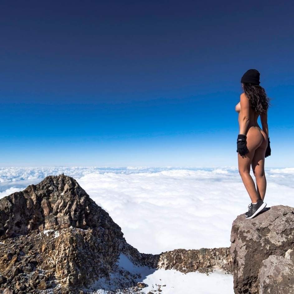 Una modelo de Playboy enfada a los maoríes por esta foto desnuda sobre una montaña sagrada