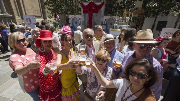 Ambiente en la plaza Alonso Cano.