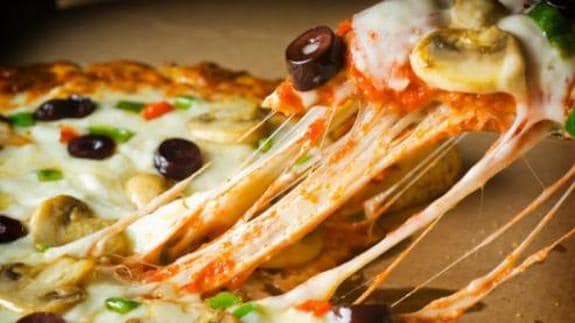 Un restaurante bate el récord mundial creando una pizza de 101 quesos