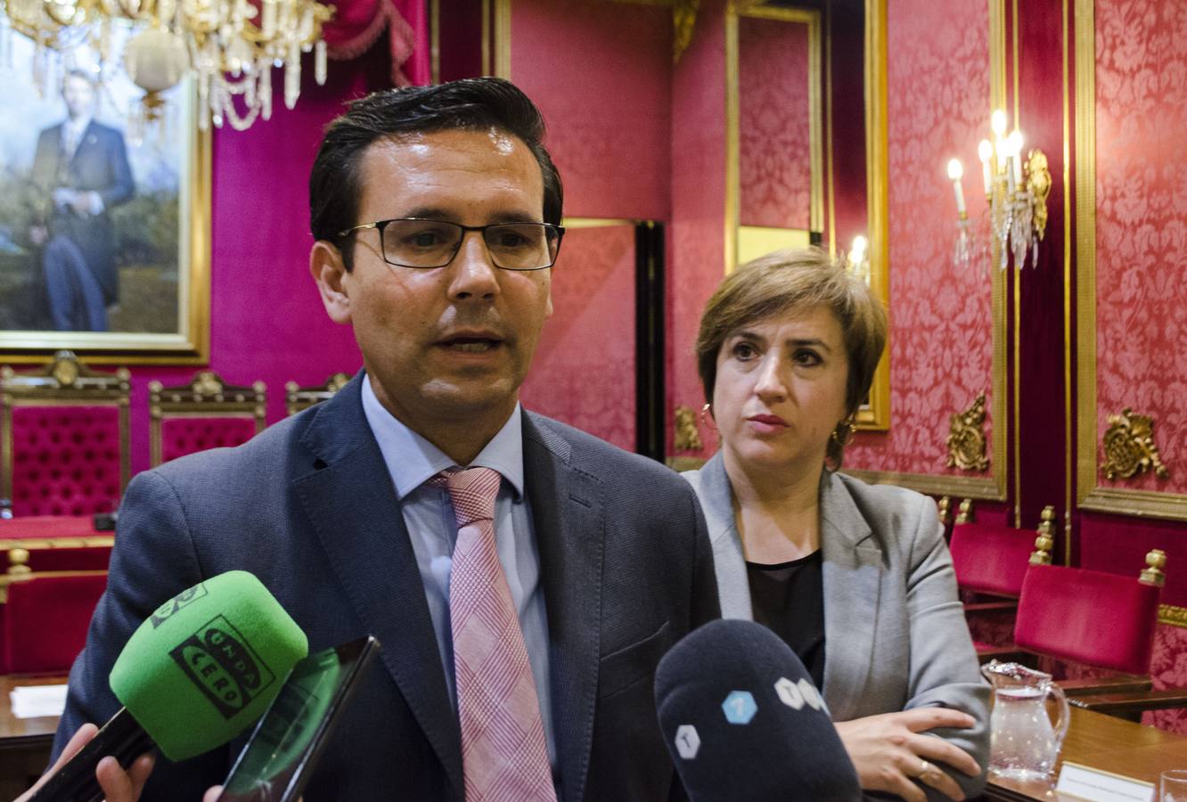 Cuenca, junto a Sandra García, delegada de la Junta, en una imagen de archivo.