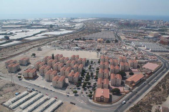 Vista aérea de las promociones de vivienda pública de la Junta en El Puche.