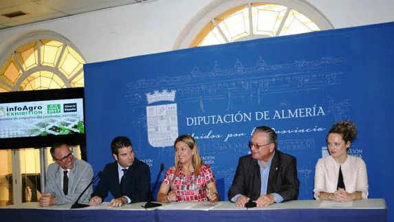 María del Mar López, en el centro con los organizadores de la feria. 