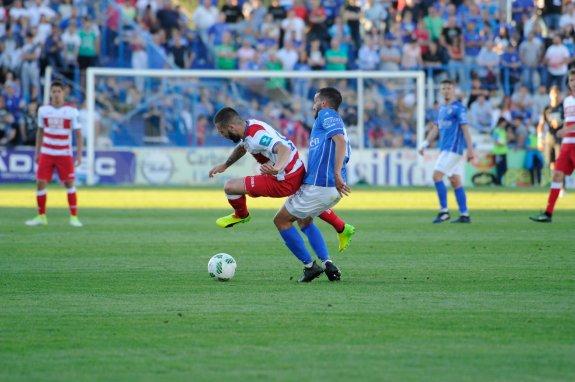 Migue Cobo recibe una falta en Linarejos.