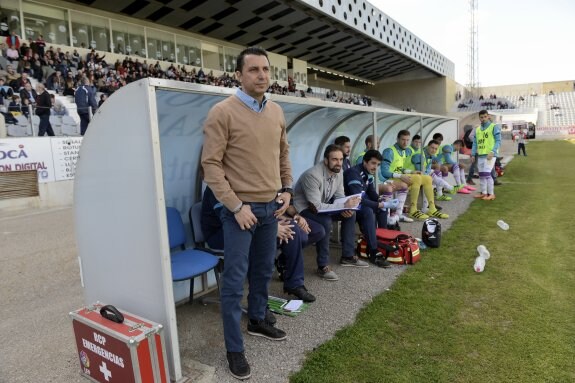 José Manuel Barla, de pie, en el banquillo del estadio de La Victoria.