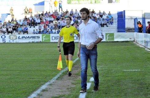 Juan Ferrando se ve entrenando al Linares la próxima temporada, pero aún no lo tiene cerrado.